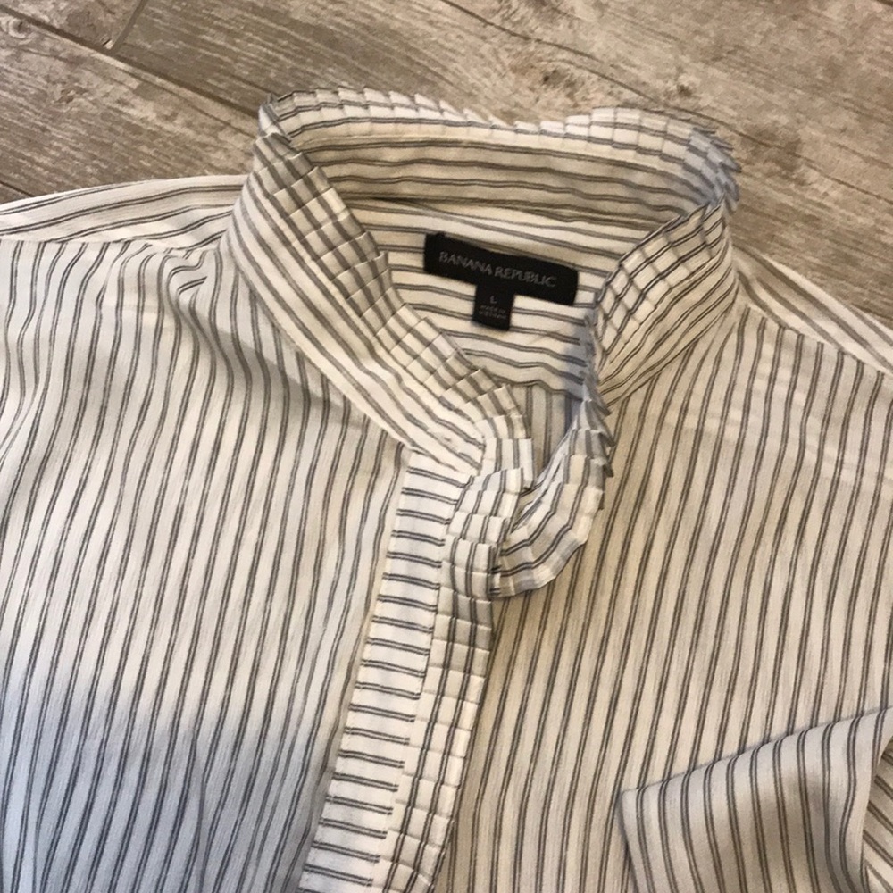BR feminine light wait ruffled blouse